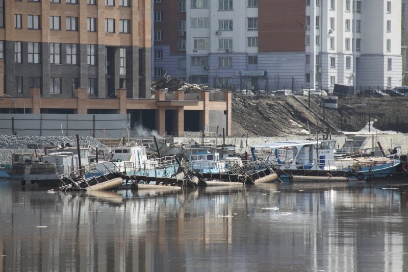 Неуправляемые баржи врезались в плавучий дом перед мостом